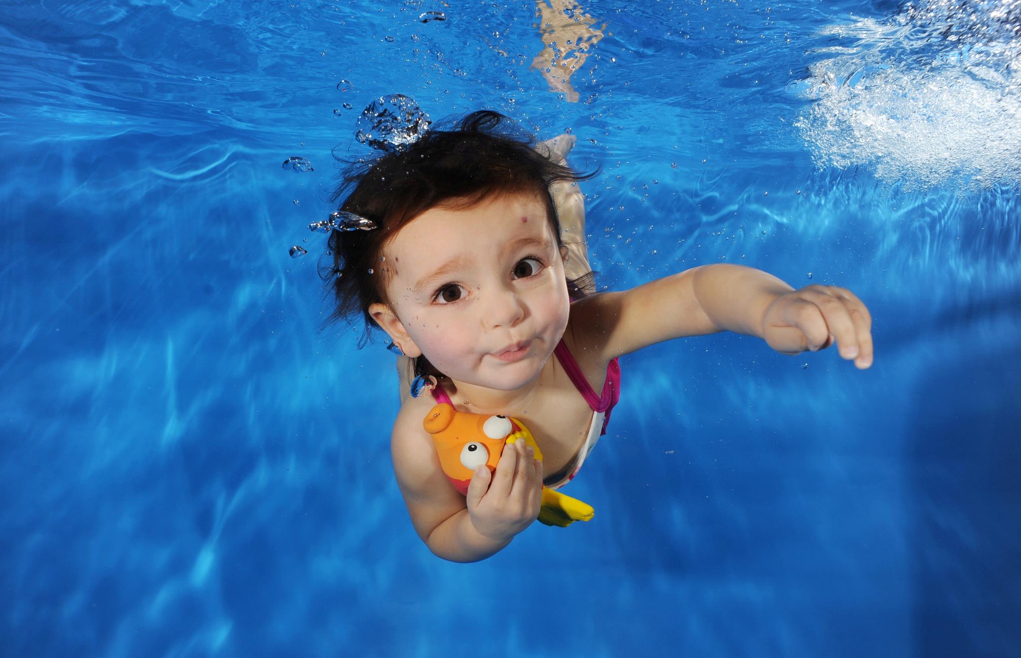 Perhatikan 5 Hal Ini Sebelum Mengajak Bayi Berenang Peluang